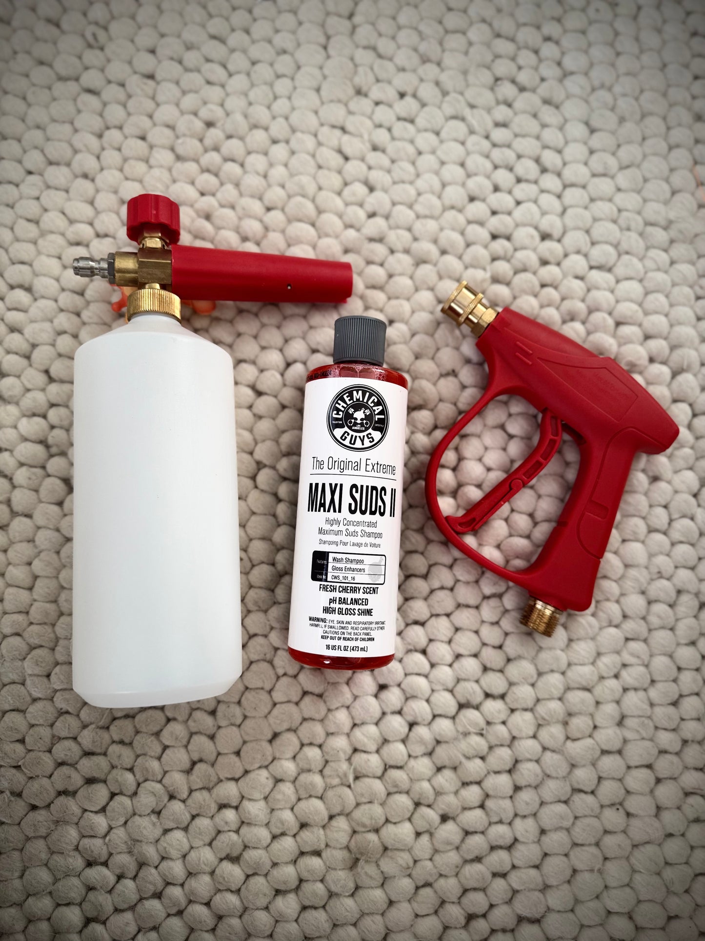 **Kit de lavado con botella de espuma, pistero corto y jabón.